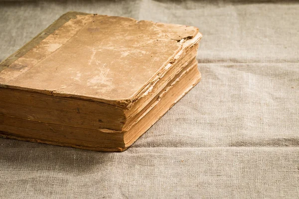 Стара старовинна книга з пофарбованими старішими сторінками — стокове фото