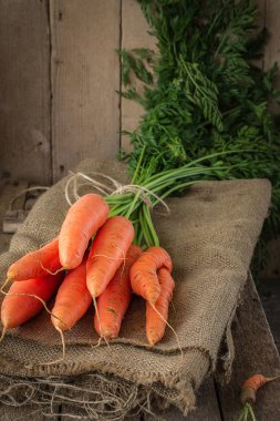 ahşap zemin üzerinde taze organik havuç.