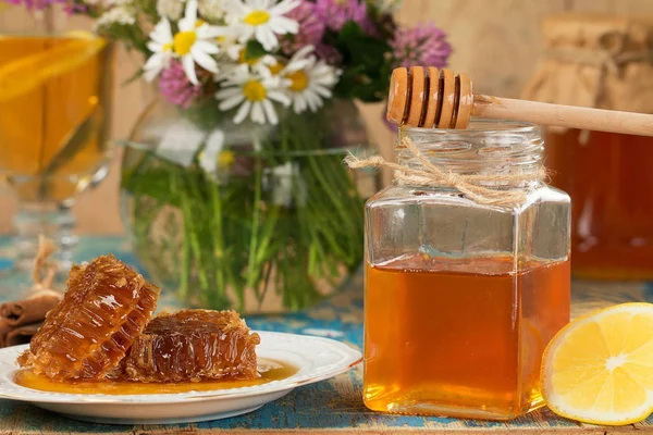 Honig im Topf oder Glas auf dem Küchentisch — Stockfoto