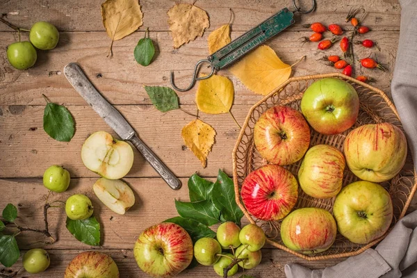 Композиція зі свіжими яблуками на старому дерев'яному столі — стокове фото
