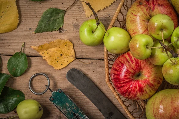 Composición con manzanas frescas en mesa de madera vieja —  Fotos de Stock