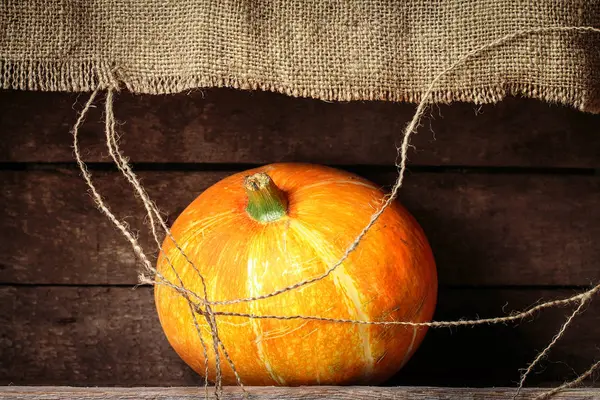 Calabaza sobre una vieja mesa de madera —  Fotos de Stock