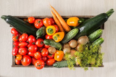 Eski bir kutu içinde organik sebze