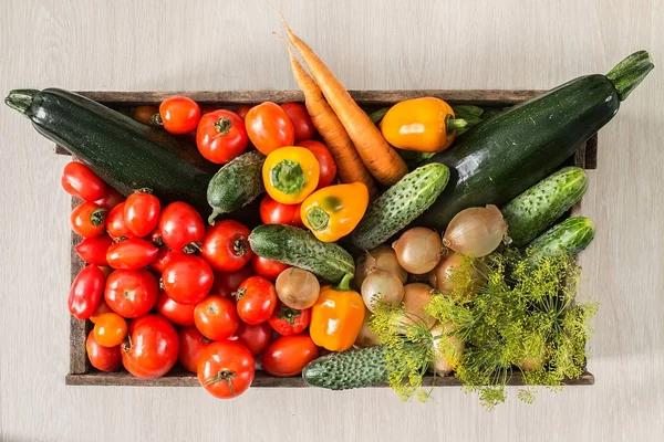 Verduras ecológicas en una caja vieja — Foto de Stock