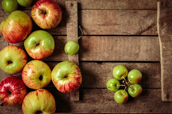 Manzanas frescas en una caja vieja —  Fotos de Stock