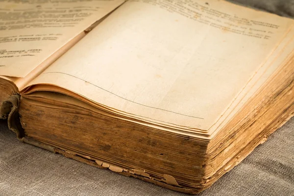 Стара старовинна книга з пофарбованими старішими сторінками — стокове фото