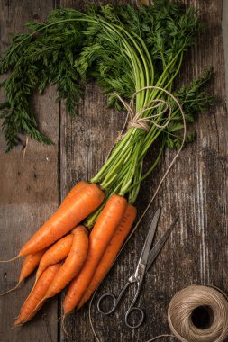 Ahşap arka plan masada kırmızı havuç. Üstten Görünüm 