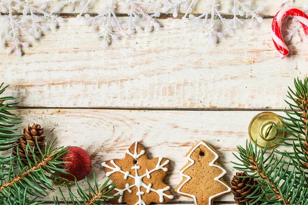 Noel arkaplanı zencefilli kurabiye ve köknar ağacı. — Stok fotoğraf