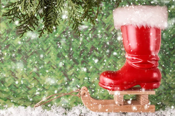 Bota roja de Navidad en un trineo. Fondo de Navidad —  Fotos de Stock