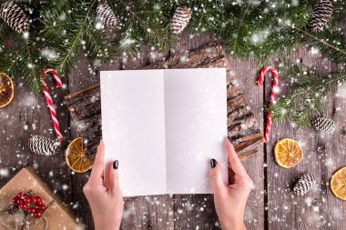 Ahşap arka plan üzerinde Noel Baba'ya bir mektup yazma el