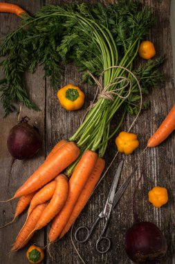 Ahşap arka plan masada kırmızı havuç. Üstten Görünüm