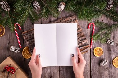 Ahşap arka plan üzerinde Noel Baba'ya bir mektup yazma el