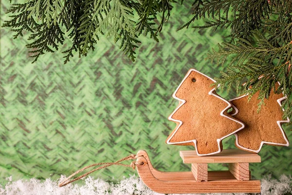 Pan de jengibre casero de Navidad en un trineo de madera . — Foto de Stock