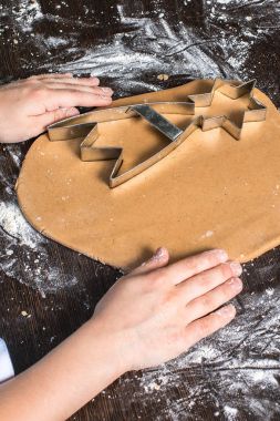 Farklı şekillerdeki kesme hamur. Noel gingerbread.