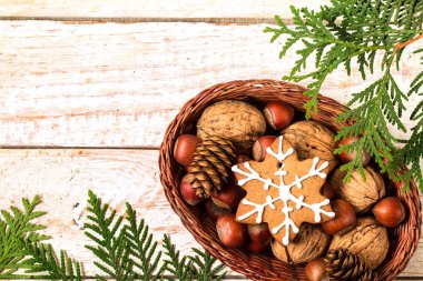 Noel zencefilli kurabiye hasır sepet içinde