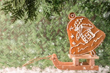 Ahşap bir kızak üzerinde Noel ev yapımı kurabiye