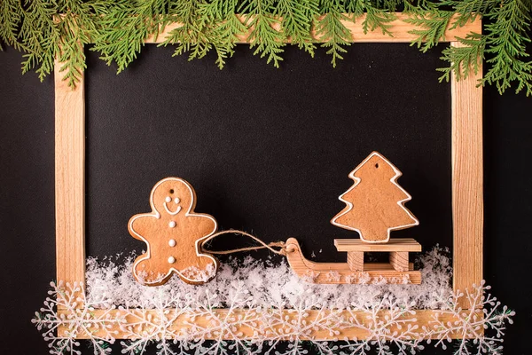 Galletas de jengibre de Navidad con pizarra negra vacía — Foto de Stock