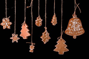 Siyah arka planda zencefilli kurabiyeler