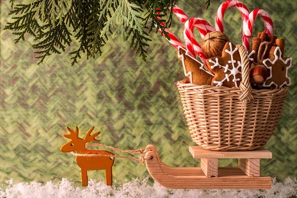Julklappar på en trä släde. Julkort — Stockfoto