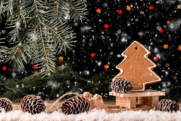 Zencefilli kurabiye ve kızak Noel kompozisyonu — Stok fotoğraf