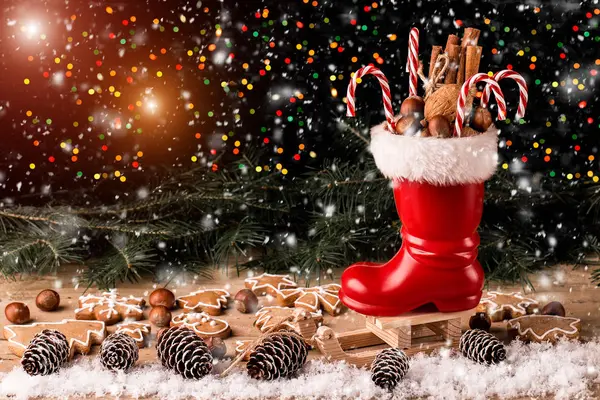 Çam kozalakları ve fındık ile Noel Noel kompozisyon — Stok fotoğraf
