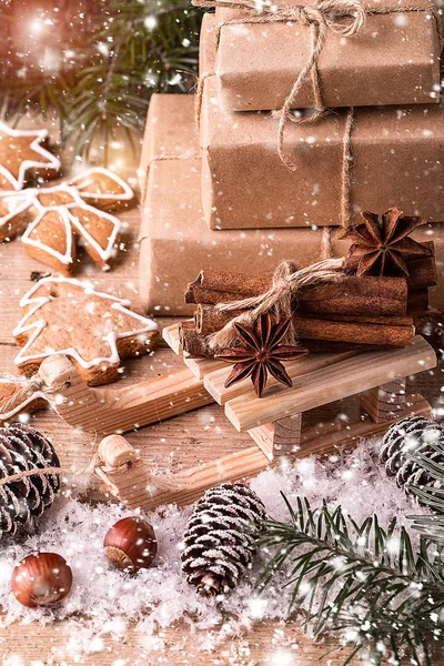 圣诞树和雪橇下的圣诞礼物盒 — 图库照片