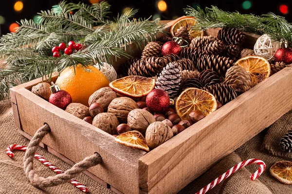 Noel dekorasyon, fındık, koni ve süs eşyaları kutusu. — Stok fotoğraf