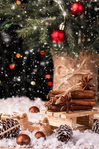 Рождественская открытка с деревянными санями с кучей корицы . — стоковое фото