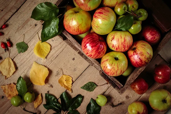 Färska äpplen på en gammal låda. Hälsosam mat. — Stockfoto