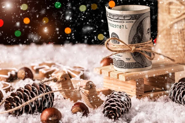 Pengar julklapp med trä släde — Stockfoto