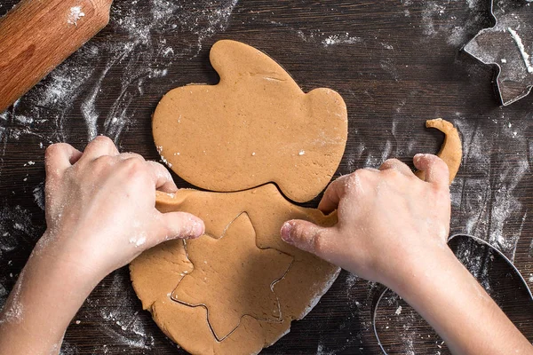 Corte de masa en diferentes formas. Pan de jengibre de Navidad — Foto de Stock