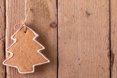 Noel gingerbread üzerinde ahşap arka plan asılı.