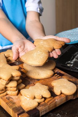 Noel Gingerbread çerezleri ve çocuklar el. 