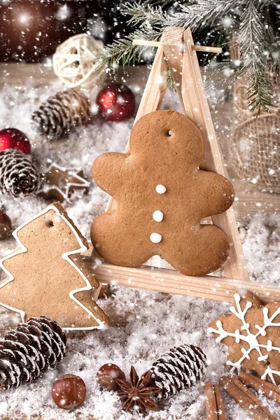 Noel süslemeleri ile ev yapımı kurabiye — Stok fotoğraf