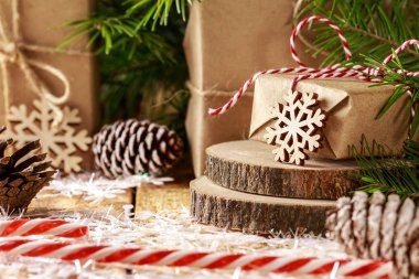 Kar taneleri, çam dalları, Noel hediyesi ile Noel kalıbı