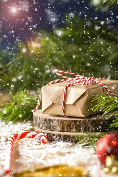 Modello natalizio con fiocchi di neve, regalo di Natale — Foto Stock
