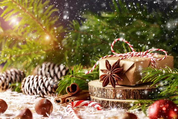 눈송이, 전나무 가지, 크리스마스 선물, 크리스마스 패턴. — 스톡 사진
