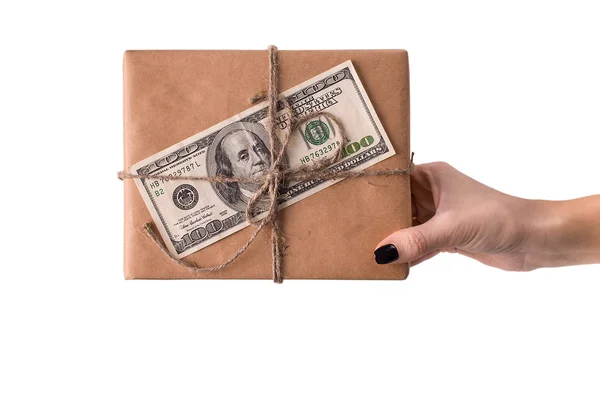 Mani di donna in possesso di confezione regalo con banconota da 100 dollari — Foto Stock