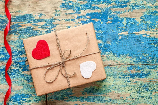 Caja de regalo con corazones sobre fondo vintage azul —  Fotos de Stock