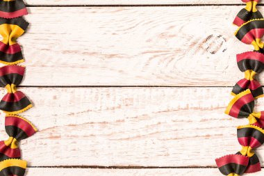      Farfalle closeup makarna, çeşitli renkler. flatlay.