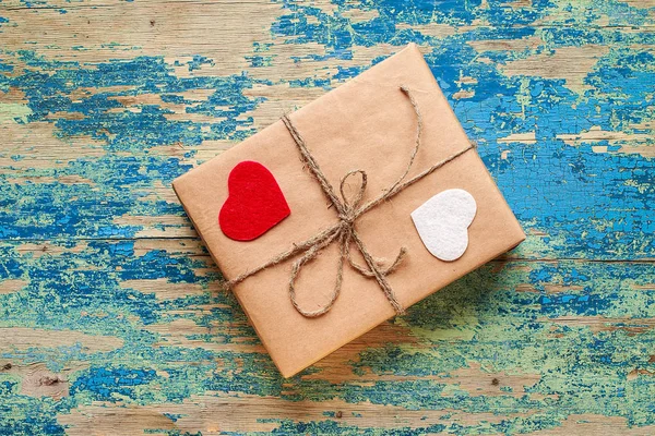 Подарункова коробка з серцями на синьому вінтажному фоні — стокове фото