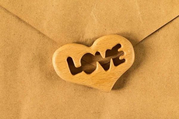 Flat lay of paper old style envelop with heart. — Stock Photo, Image