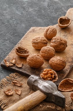 Karanlık taş zemin üzerine ceviz. Sağlıklı gıda kavramı