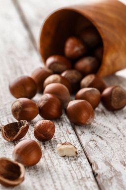 Ahşap masa, seçici odak yığında fındık.