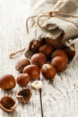 Ahşap masa, seçici odak yığında fındık