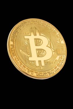 Siyah arka plan üzerine Kripto Döviz altın bitcoin yüzü