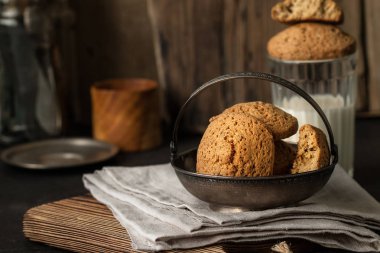 Vintage eski tabakta natürmort yulaf kurabiye.