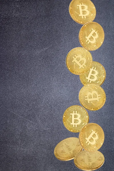 Moneda de oro de bitcoin en levitación sobre fondo negro — Foto de Stock