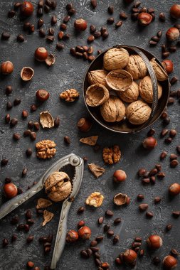 Çeşitli fındık taş masada. Üstten Görünüm 