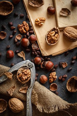 Taş masada bir sürü ceviz var. Kopyalama alanı olan üst görünüm